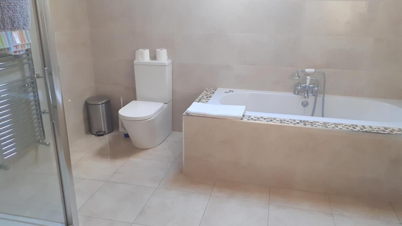Single Or Twin Room In Lovely Country Residence Nobber Esterno foto